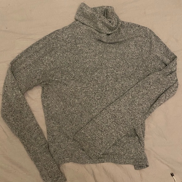 Zara Turtleneck. Size Large. - Picture 1 of 3